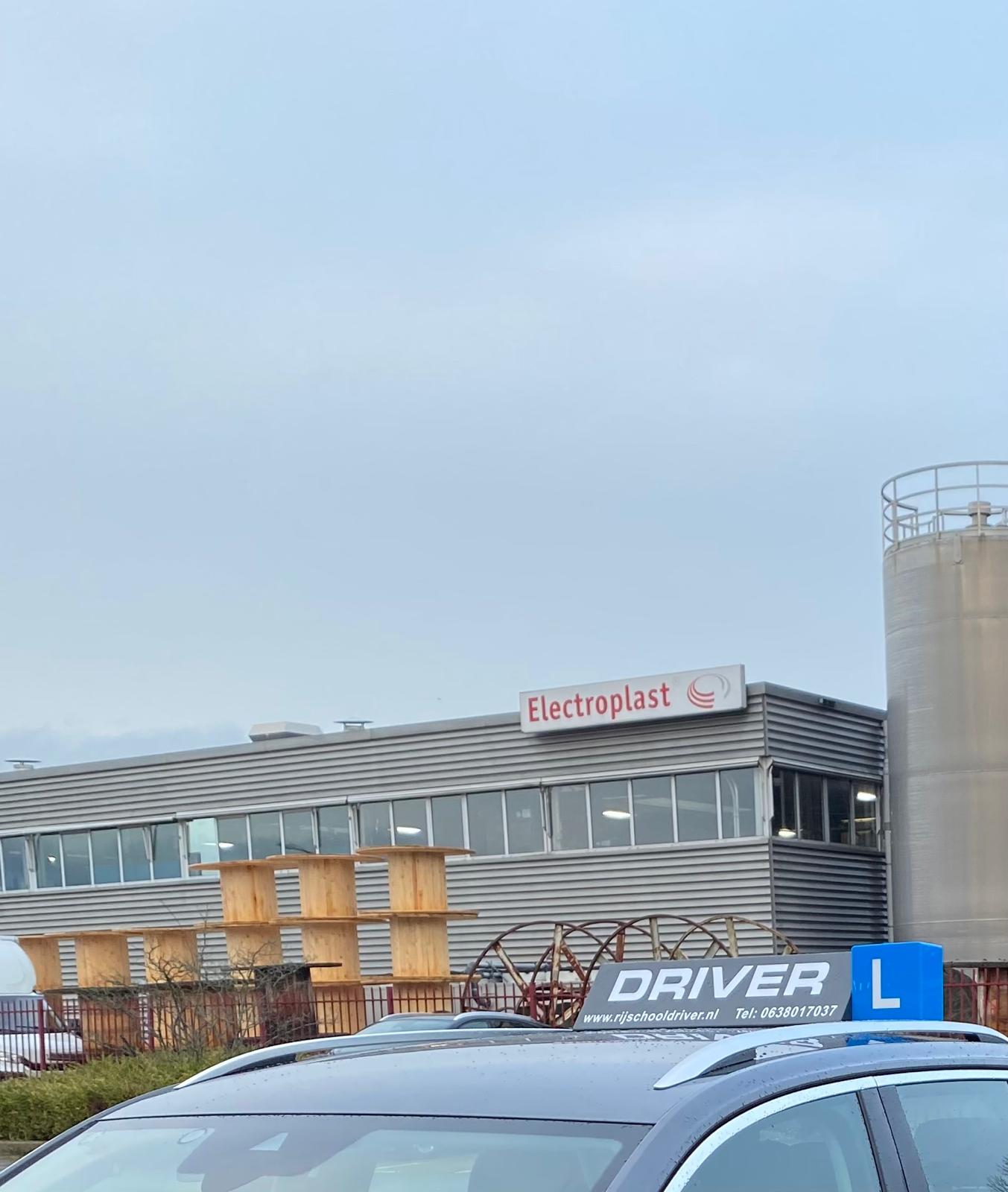 Lesauto met dakbord van Rijschool Driver in Dordrecht