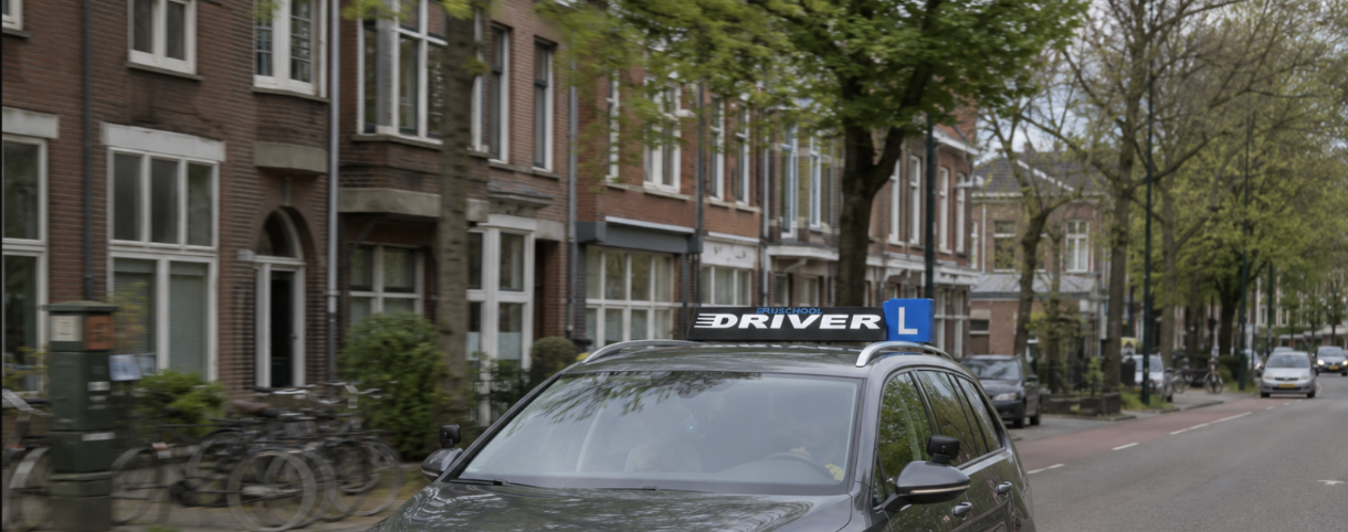 Rustige sfeer tijdens een autorijles bij Rijschool Driver