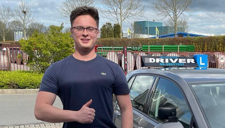 Geslaagde leerling van Rijschool Driver bij de lesauto