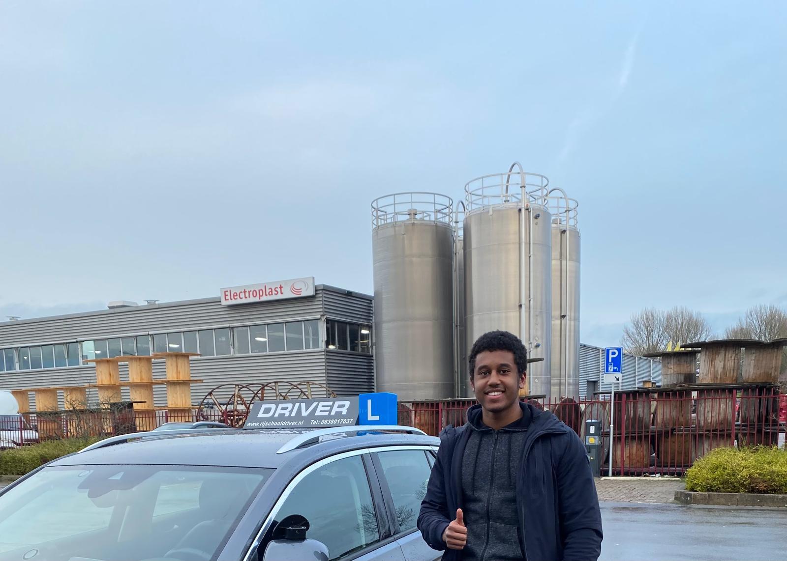 Yassin uit H.I. Ambacht geslaagd bij Rijschool Driver