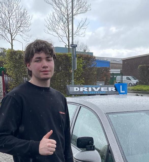 Joris uit Zwijndrecht geslaagd bij Rijschool Driver